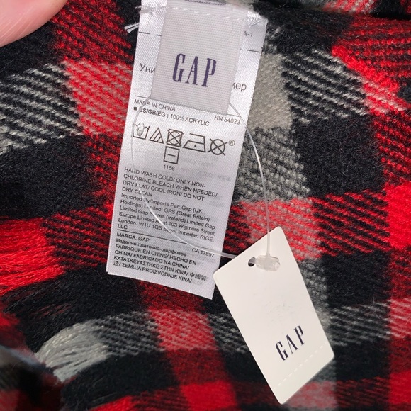Cozy oversized scarf from the Gap black red and ivory plaid - Picture 6 of 9